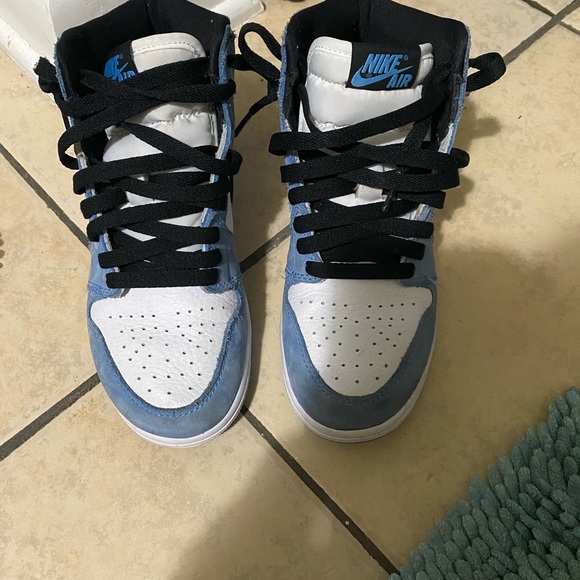University blue Jordan ones size 4y - Picture 3 of 3
